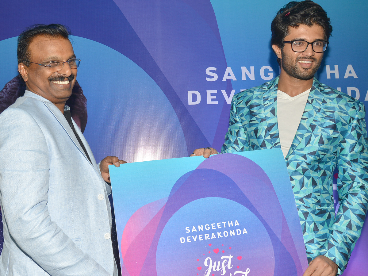 vijay devarakonda as brand ambassador sangeetha mobiles Photo Gallery - Sakshi4