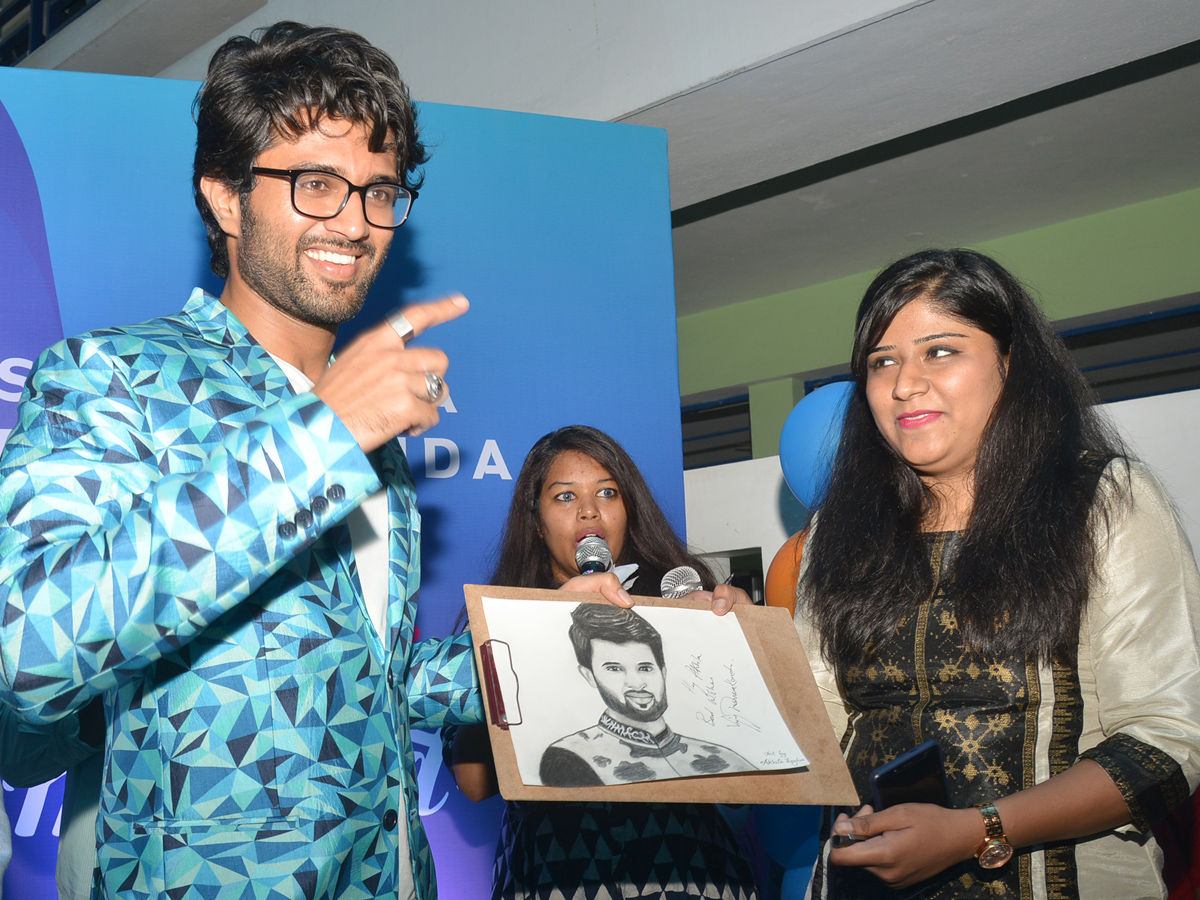 vijay devarakonda as brand ambassador sangeetha mobiles Photo Gallery - Sakshi1
