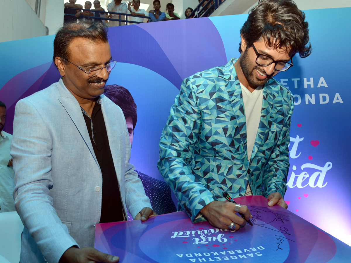 vijay devarakonda as brand ambassador sangeetha mobiles Photo Gallery - Sakshi5