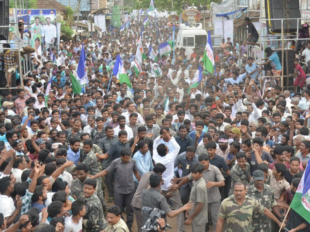 Ys Jagan Mohan Reddy Padayatra day 209 photos in Rayavaram - Sakshi2
