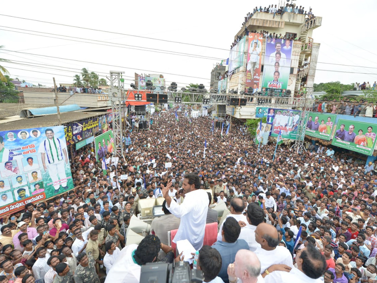 Ys Jagan Mohan Reddy Padayatra day 209 photos in Rayavaram - Sakshi3