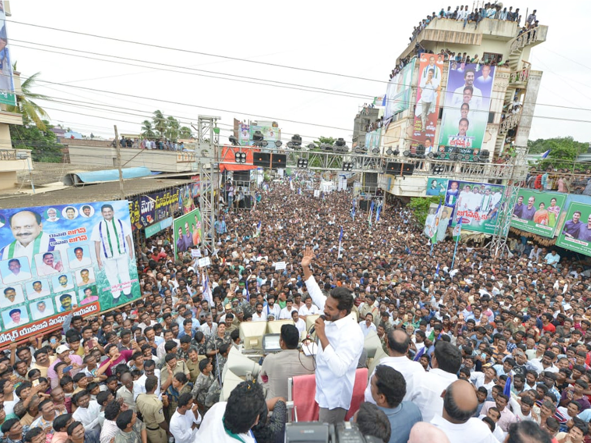 Ys Jagan Mohan Reddy Padayatra day 209 photos in Rayavaram - Sakshi1