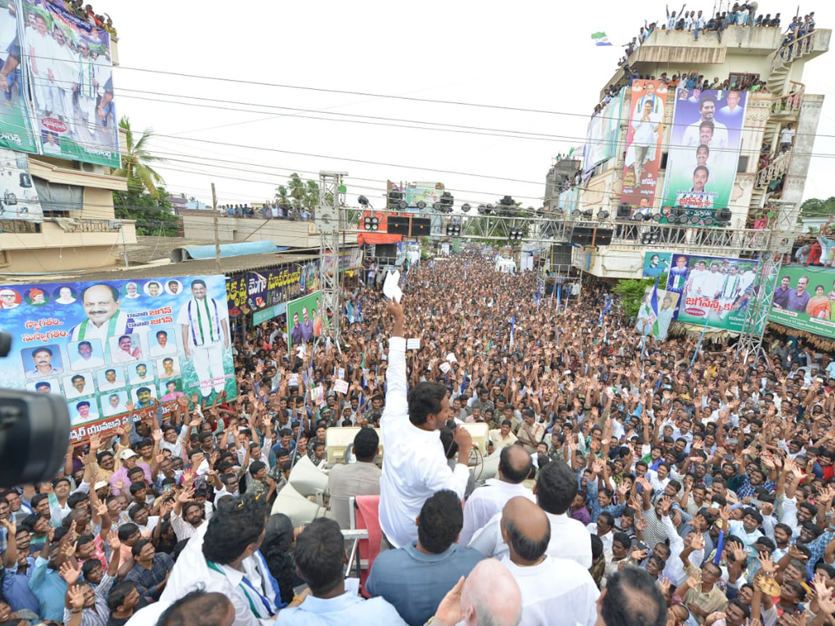 Ys Jagan Mohan Reddy Padayatra day 209 photos in Rayavaram - Sakshi5