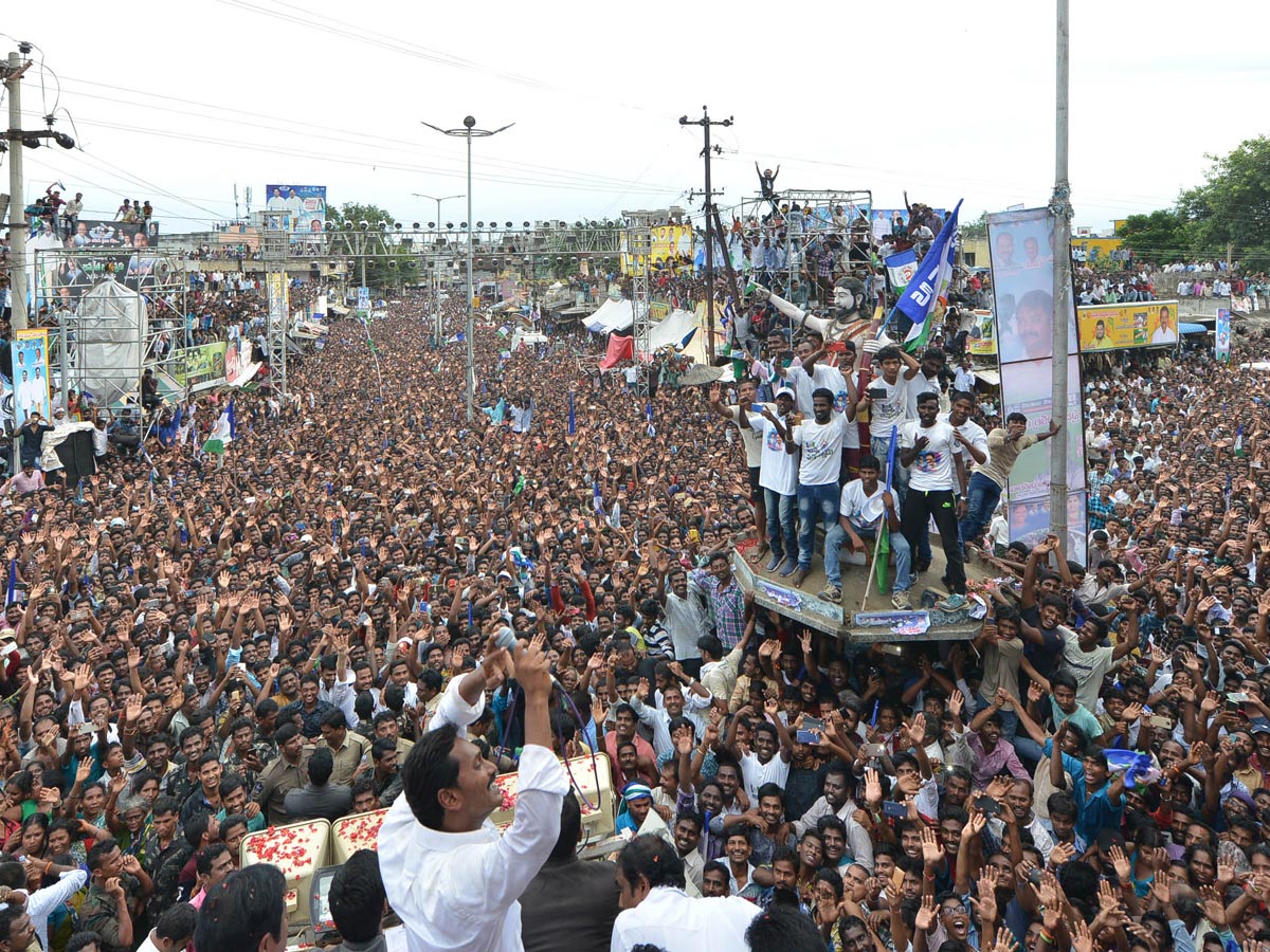 Ys jagan padayatra photo gallery - Sakshi11