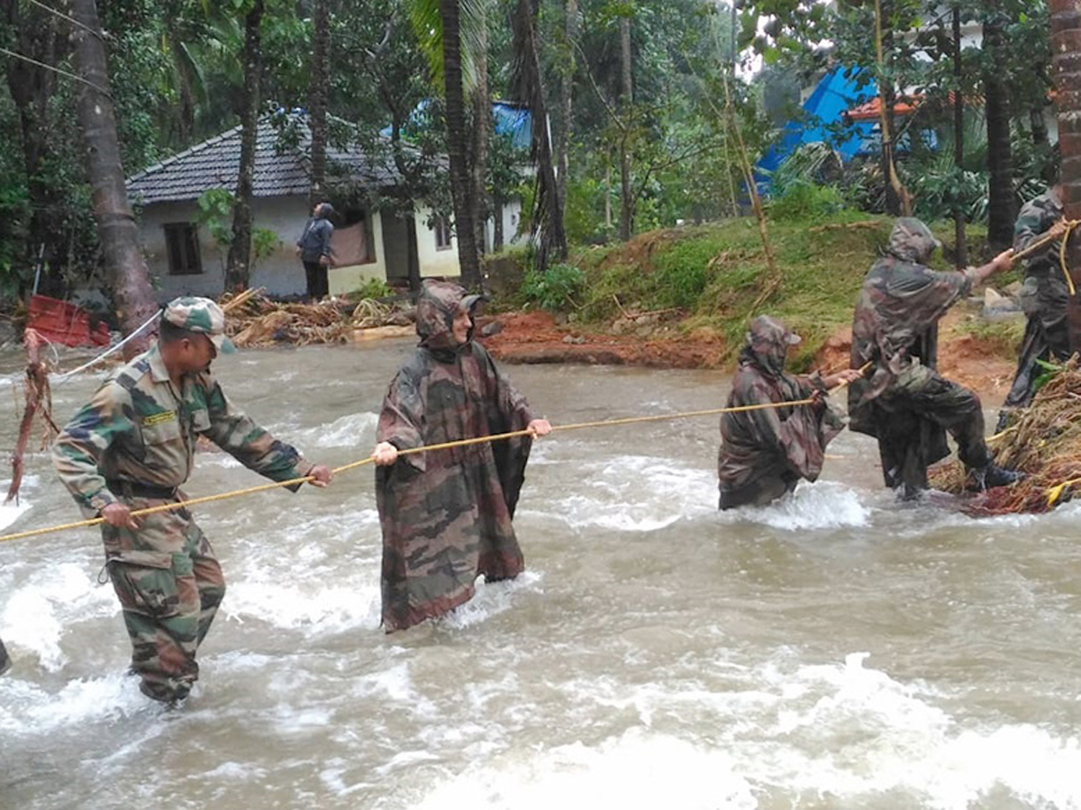 Indian Army Turns Saviour in Kerala with 'Operation Sahyog' - Sakshi3