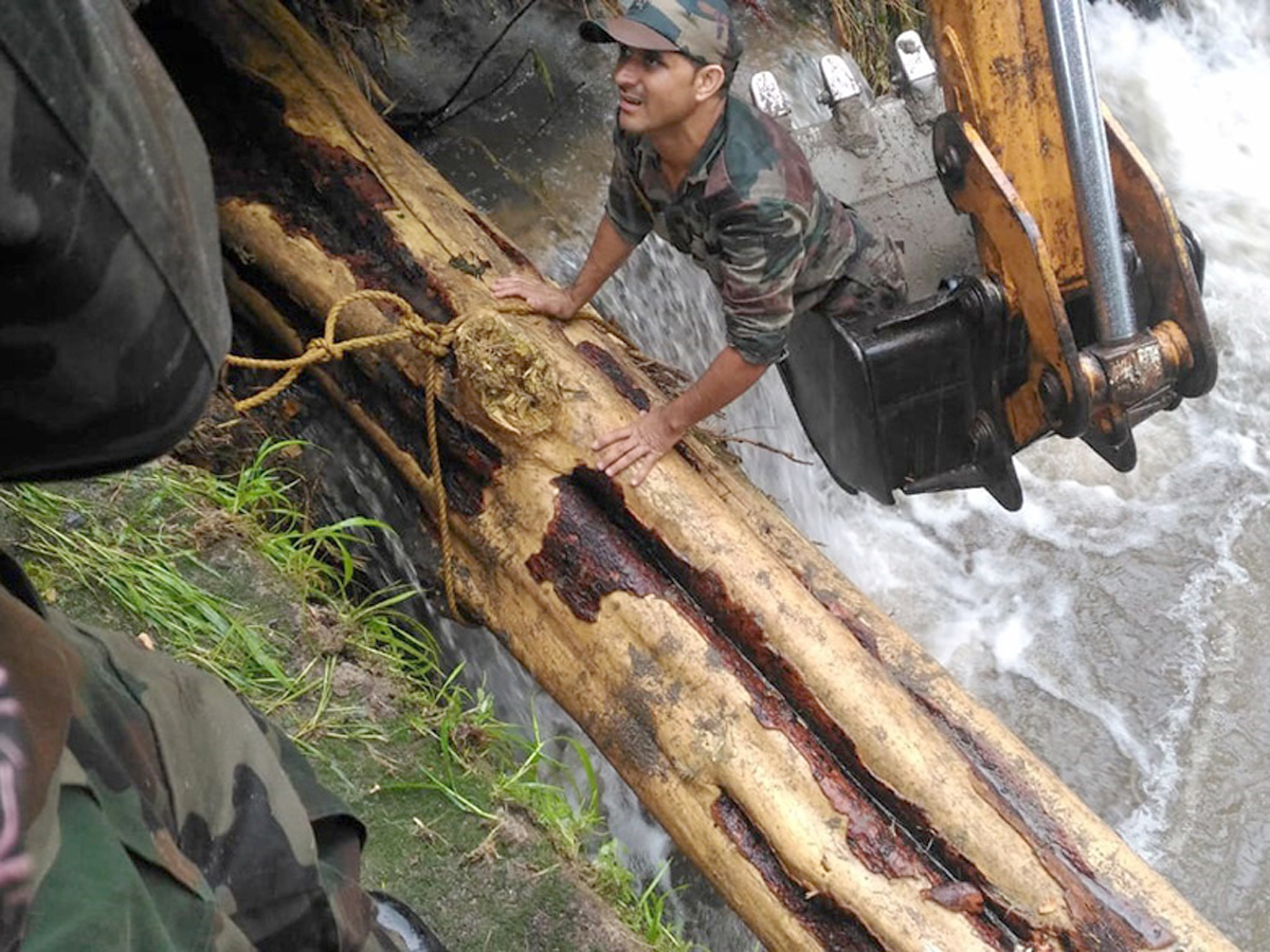 Indian Army Turns Saviour in Kerala with 'Operation Sahyog' - Sakshi2