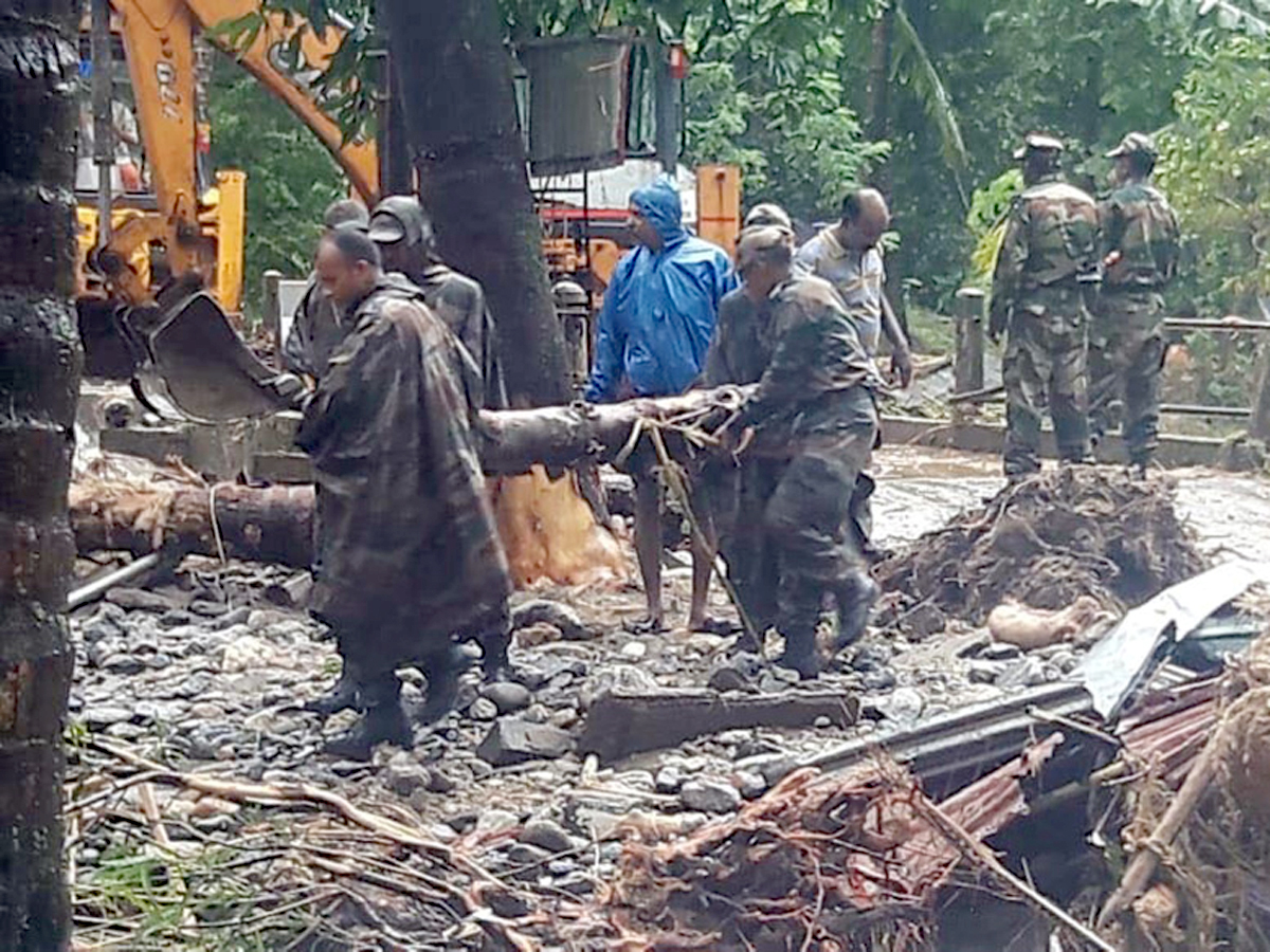 Indian Army Turns Saviour in Kerala with 'Operation Sahyog' - Sakshi5