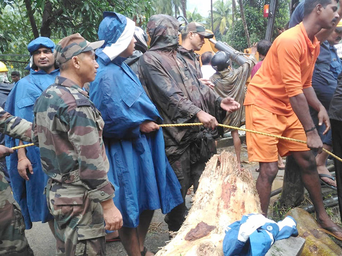 Indian Army Turns Saviour in Kerala with 'Operation Sahyog' - Sakshi6