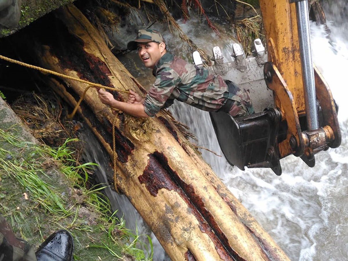 Indian Army Turns Saviour in Kerala with 'Operation Sahyog' - Sakshi8