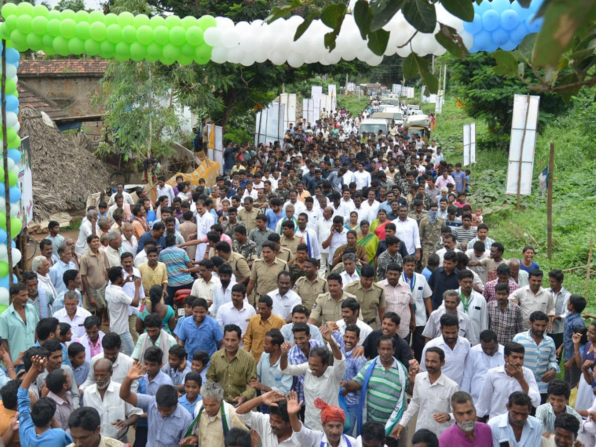 Ys jagan padayatra photo gallery - Sakshi15