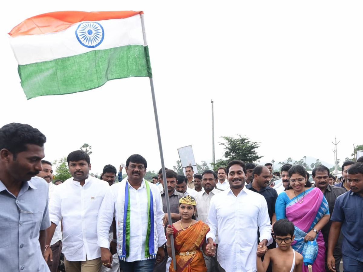 YS jagan padayatra photo gallery - Sakshi7
