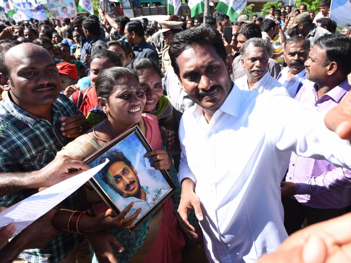 YS Jagan PrajaSankalpaYatra 242th Day Photo Gallery - Sakshi1