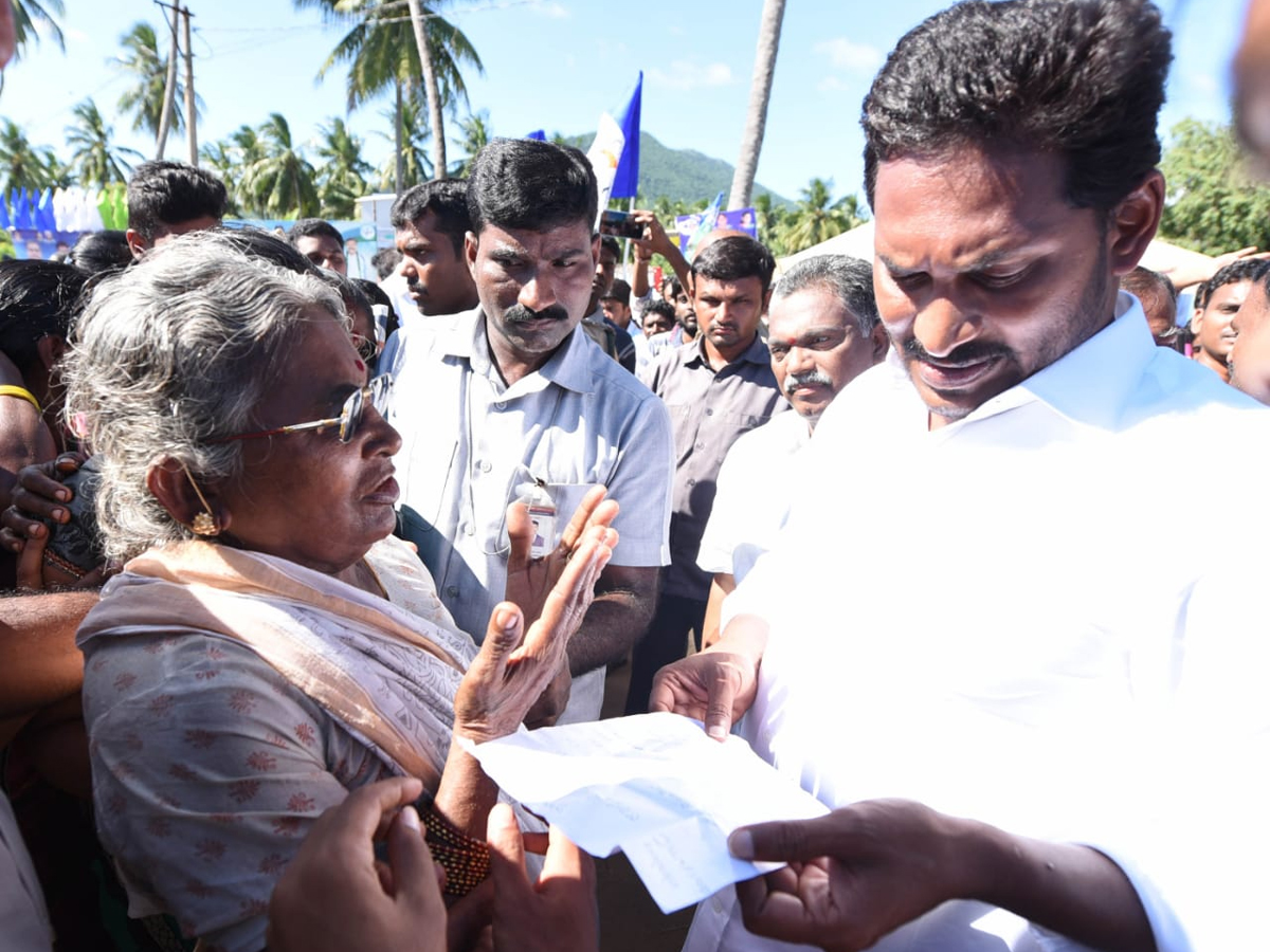 YS Jagan PrajaSankalpaYatra 242th Day Photo Gallery - Sakshi12