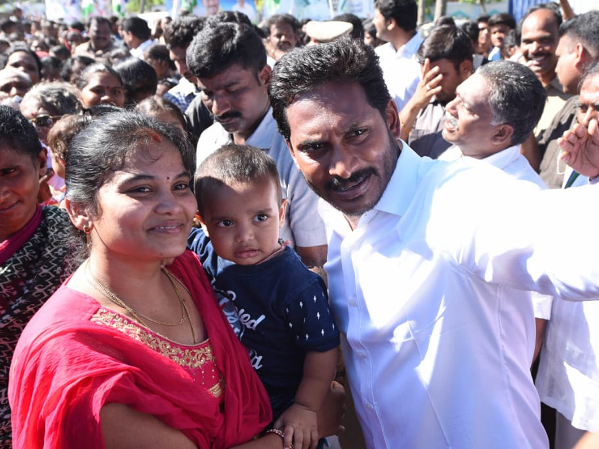 YS Jagan PrajaSankalpaYatra 242th Day Photo Gallery - Sakshi15