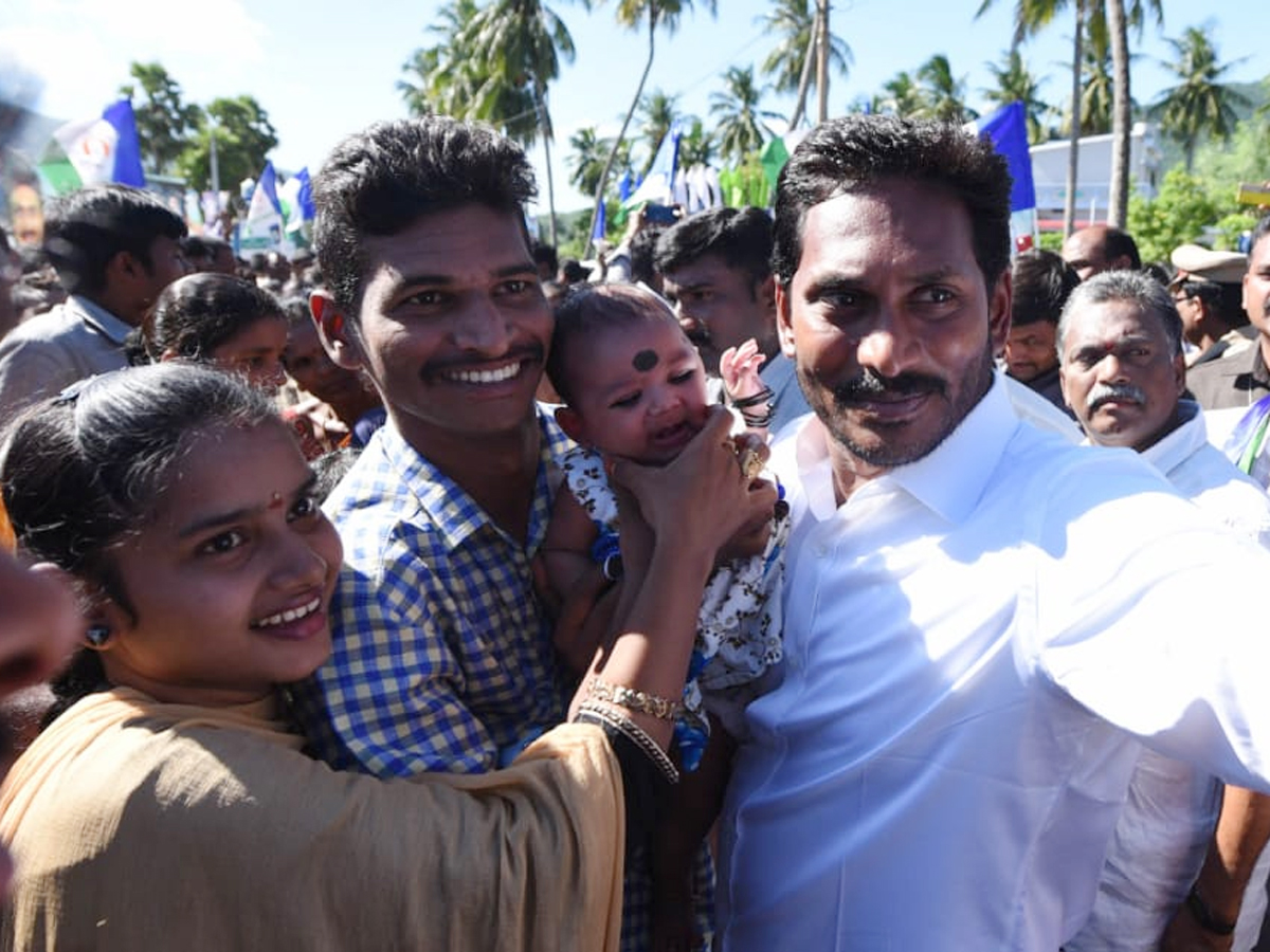 YS Jagan PrajaSankalpaYatra 242th Day Photo Gallery - Sakshi16