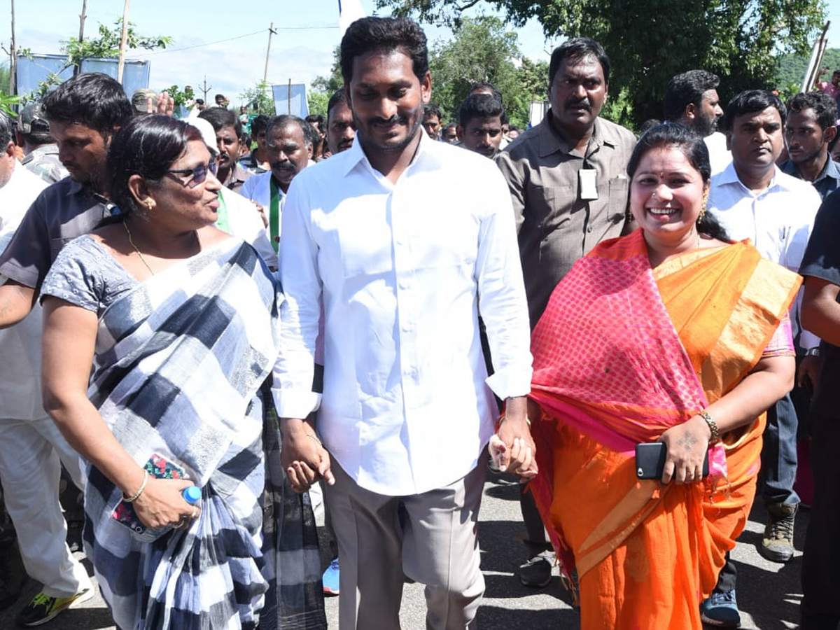 YS Jagan PrajaSankalpaYatra 242th Day Photo Gallery - Sakshi17