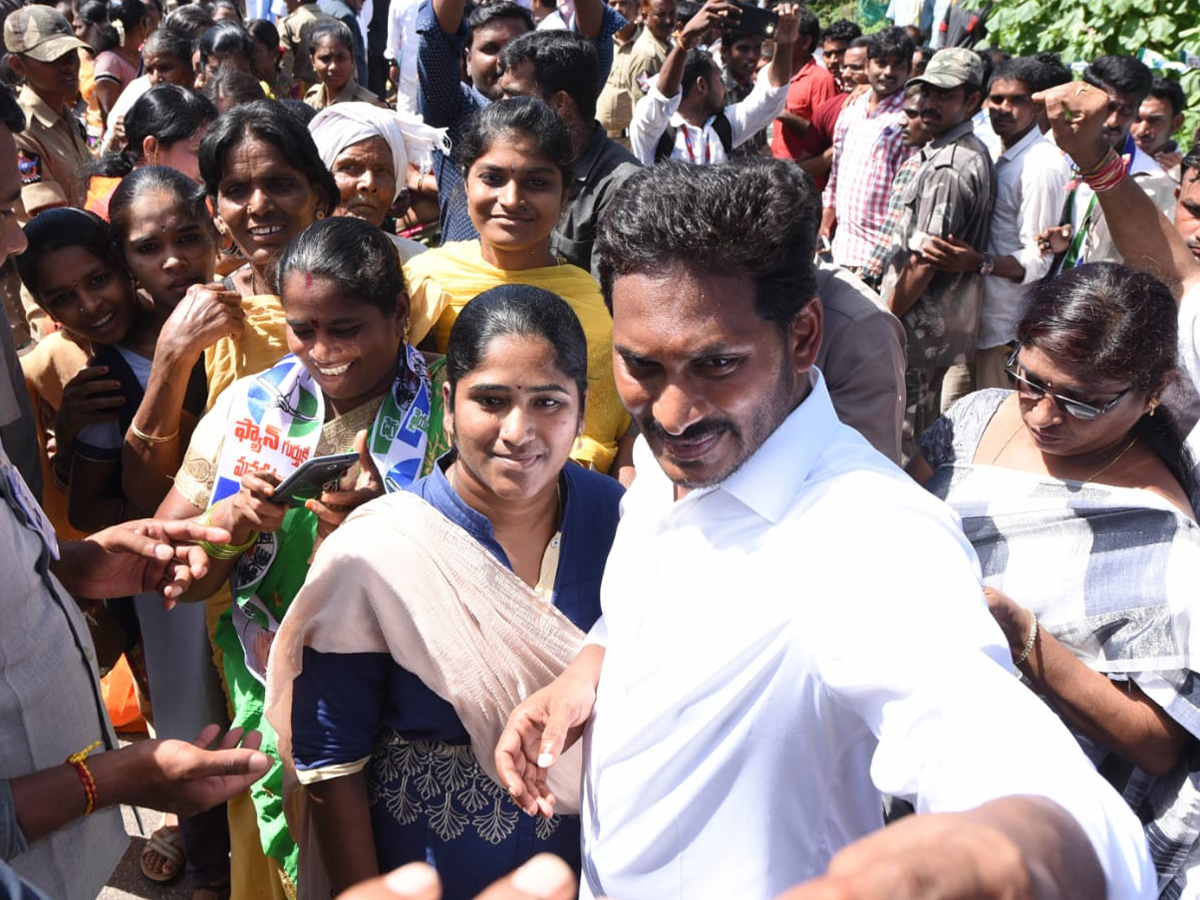 YS Jagan PrajaSankalpaYatra 242th Day Photo Gallery - Sakshi18