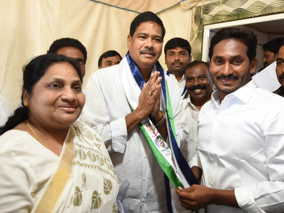 YS Jagan PrajaSankalpaYatra 242th Day Photo Gallery - Sakshi3