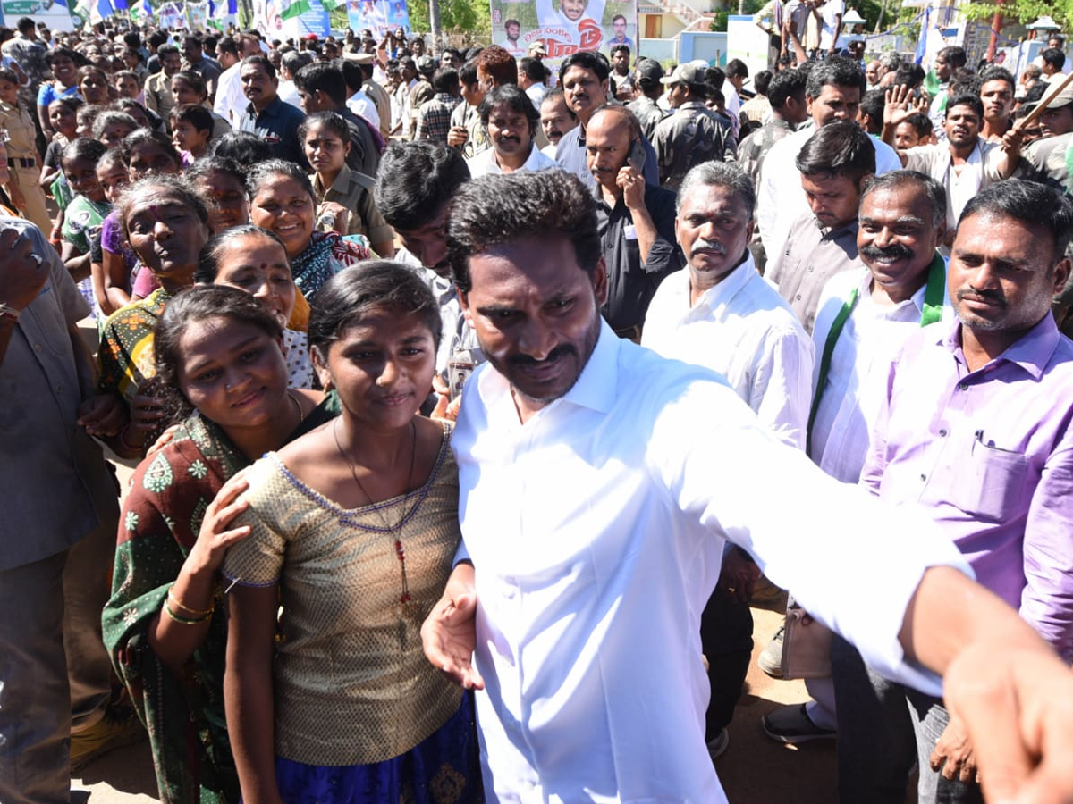 YS Jagan PrajaSankalpaYatra 242th Day Photo Gallery - Sakshi11
