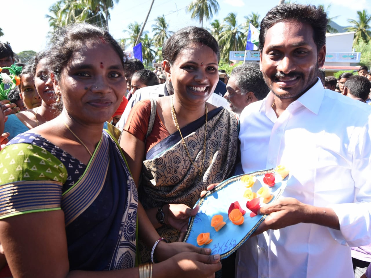 YS Jagan PrajaSankalpaYatra 242th Day Photo Gallery - Sakshi4