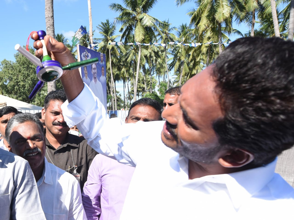 YS Jagan PrajaSankalpaYatra 242th Day Photo Gallery - Sakshi7