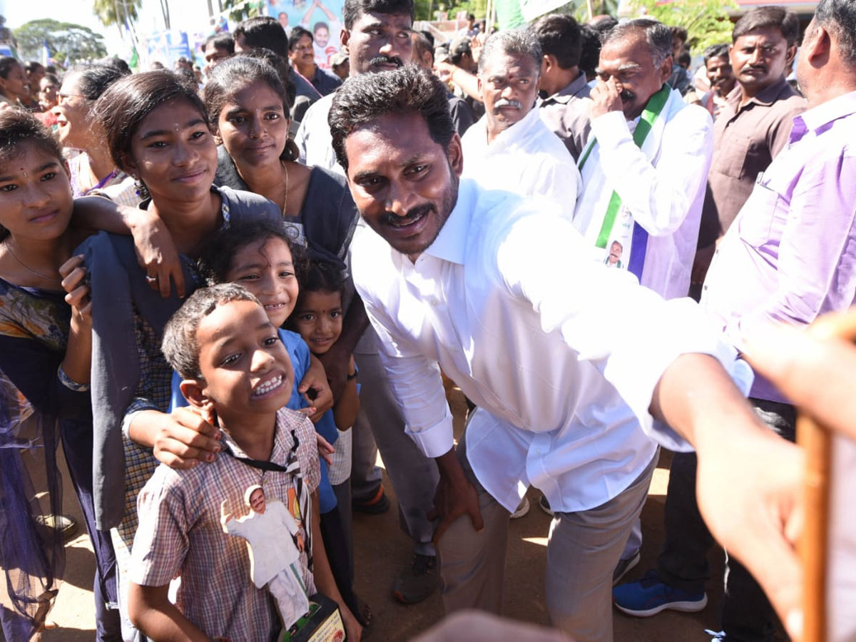 YS Jagan PrajaSankalpaYatra 242th Day Photo Gallery - Sakshi10