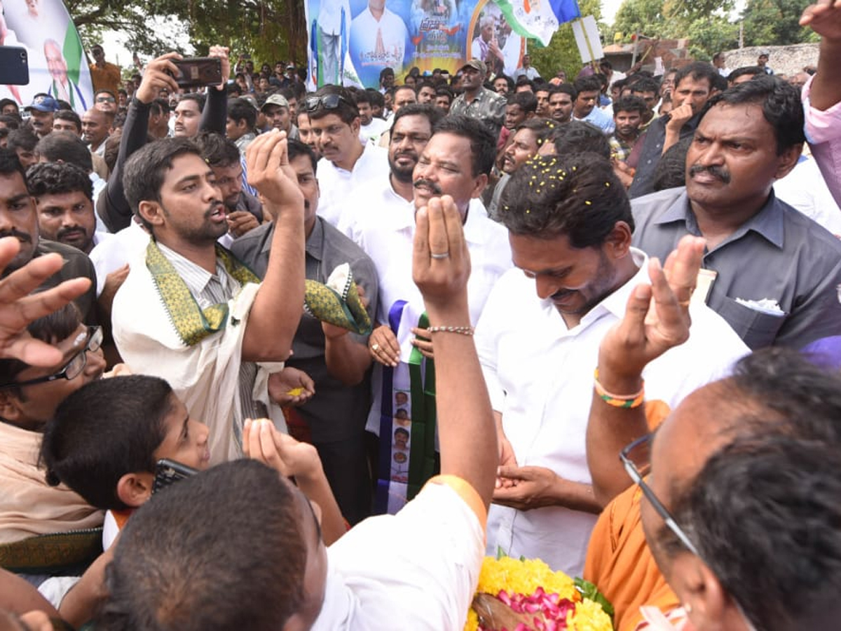 Ys jagan padayatra photo gallery - Sakshi15