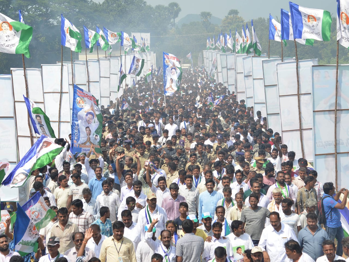 Ys jagan padayatra photo gallery - Sakshi16