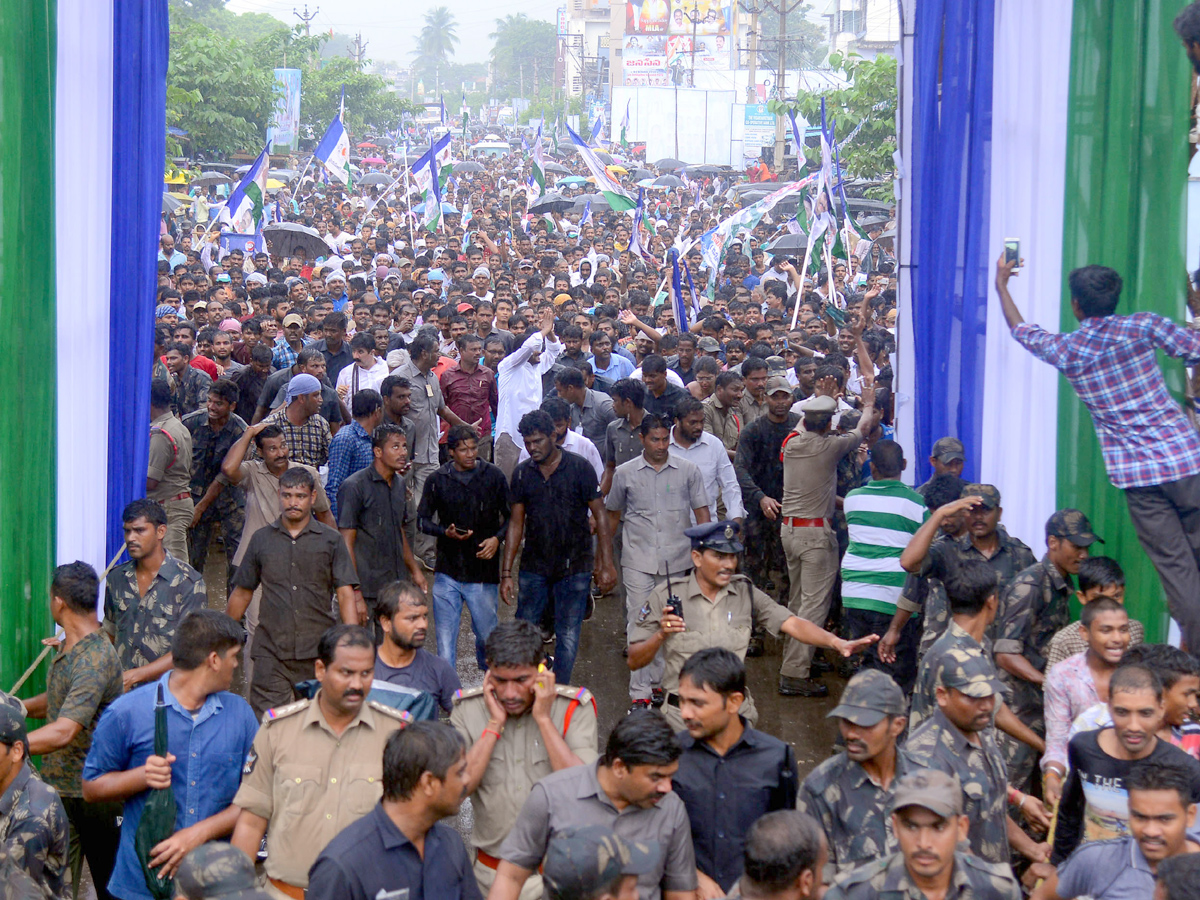 ys jagan prajasankalpayatra day photos in yelamanchili Visakhapatanam - Sakshi12