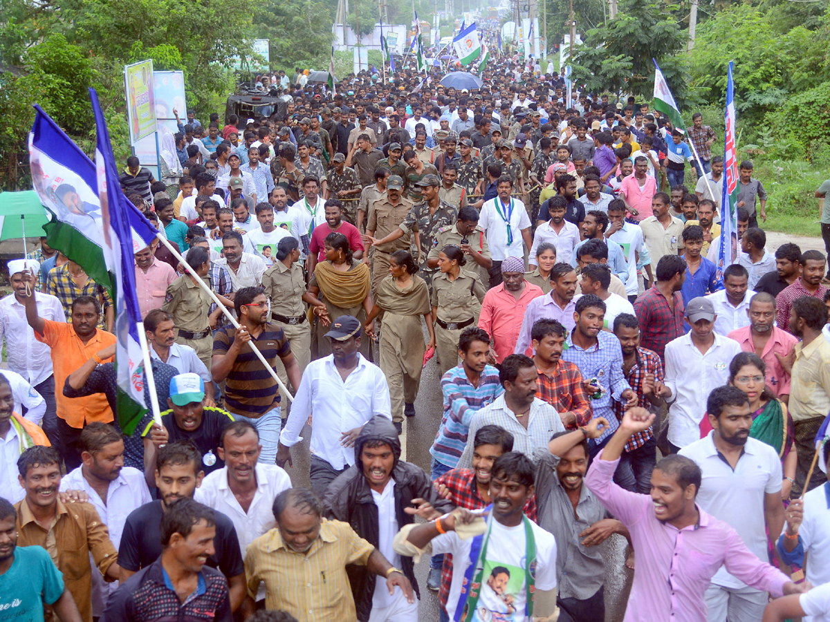 ys jagan prajasankalpayatra day photos in yelamanchili Visakhapatanam - Sakshi13