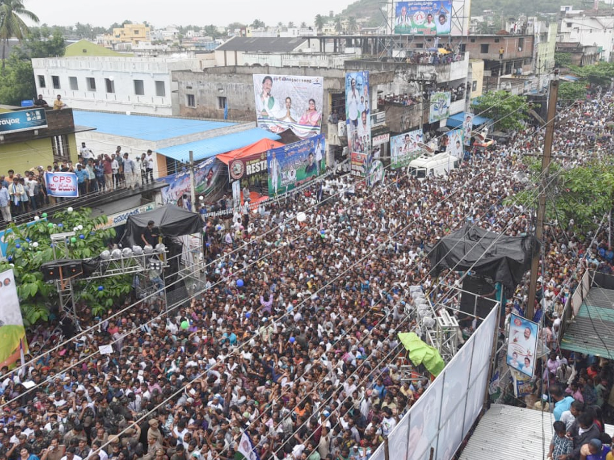 ys jagan prajasankalpayatra day photos in yelamanchili Visakhapatanam - Sakshi4