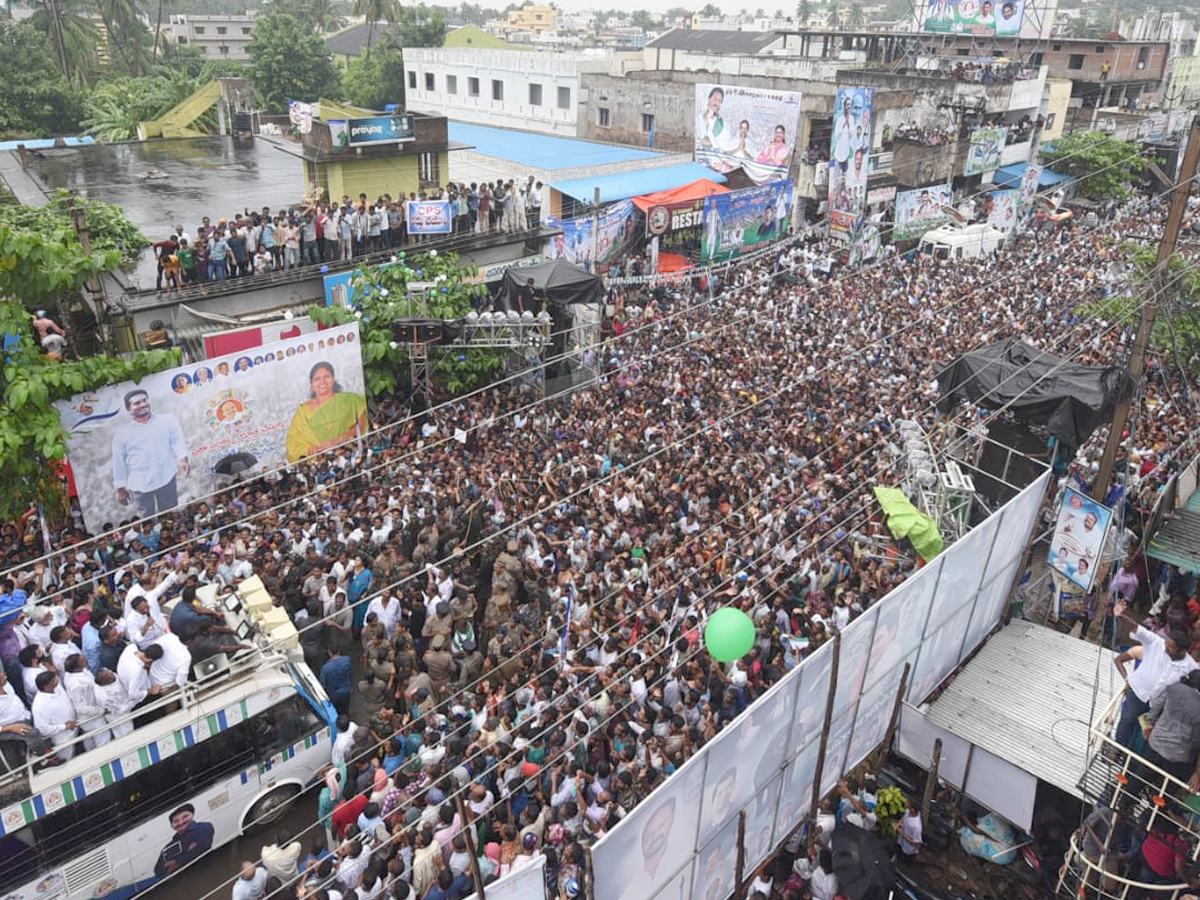 ys jagan prajasankalpayatra day photos in yelamanchili Visakhapatanam - Sakshi9