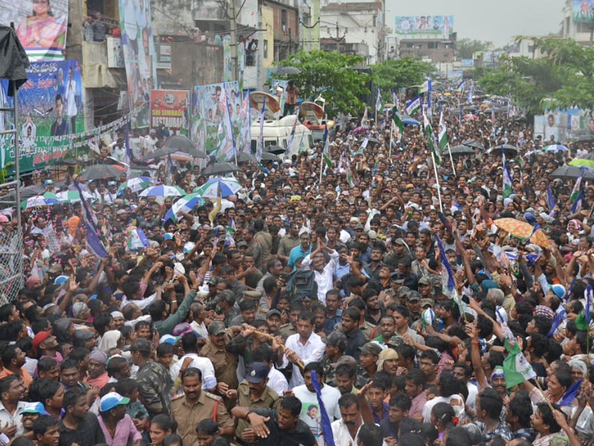 ys jagan prajasankalpayatra day photos in yelamanchili Visakhapatanam - Sakshi5