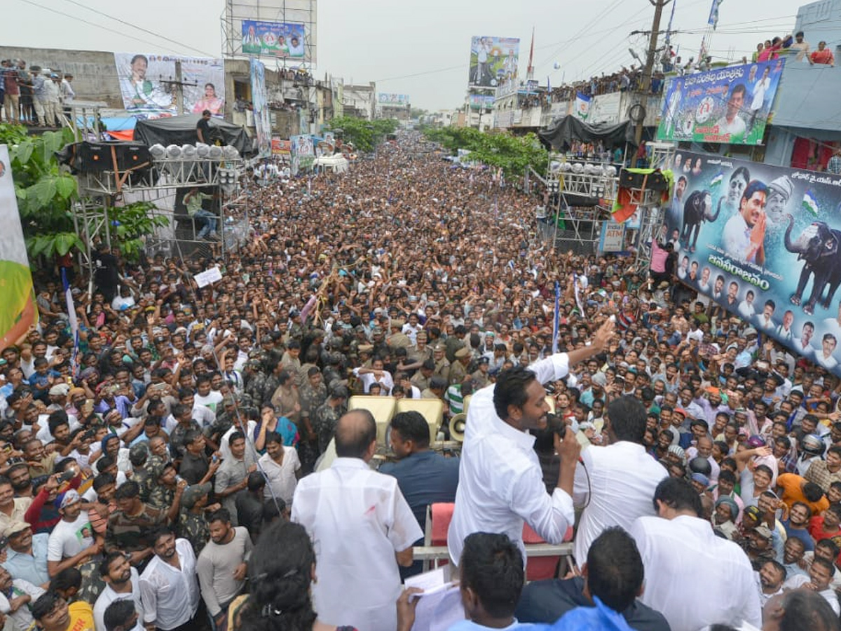 ys jagan prajasankalpayatra day photos in yelamanchili Visakhapatanam - Sakshi8