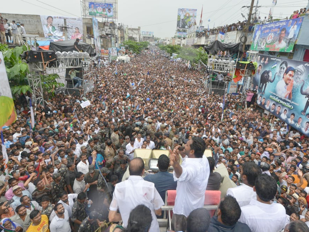 ys jagan prajasankalpayatra day photos in yelamanchili Visakhapatanam - Sakshi1