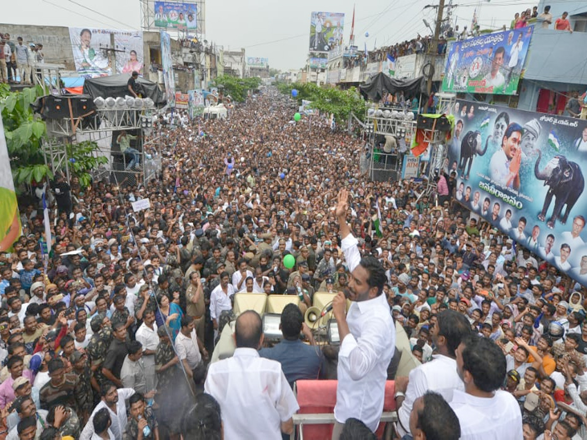 ys jagan prajasankalpayatra day photos in yelamanchili Visakhapatanam - Sakshi2
