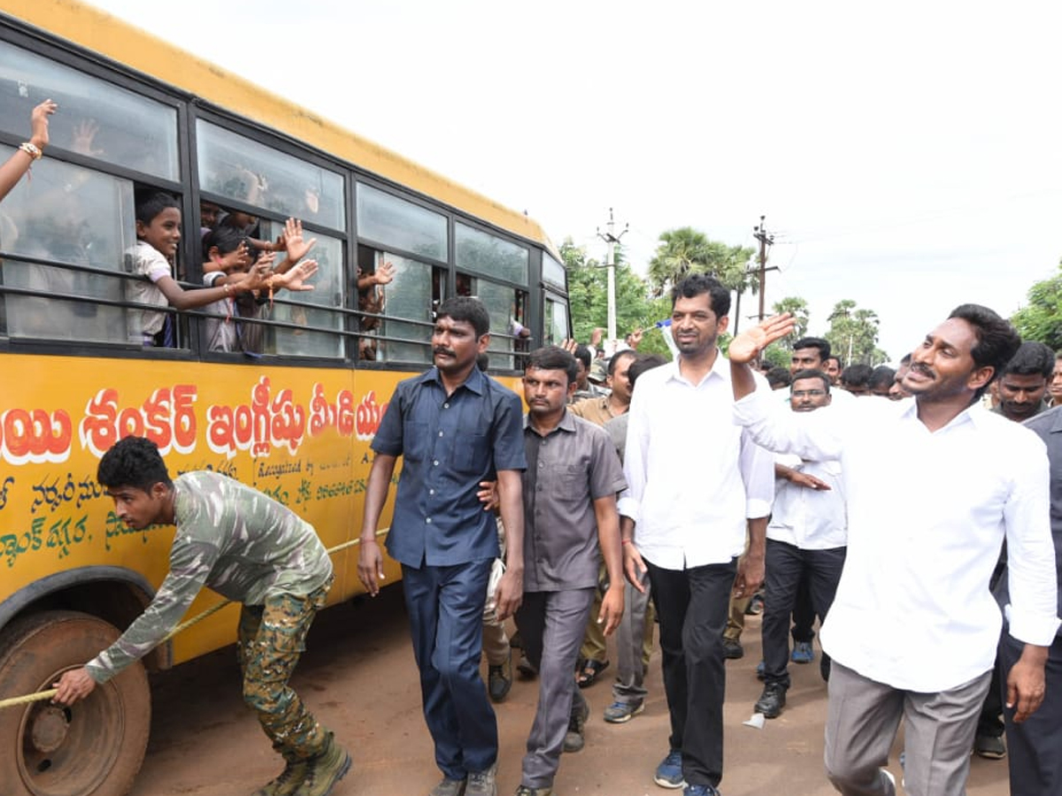 YS Jagan Prajasankalpayatra 247th Day Starts in Atchutapuram - Sakshi1
