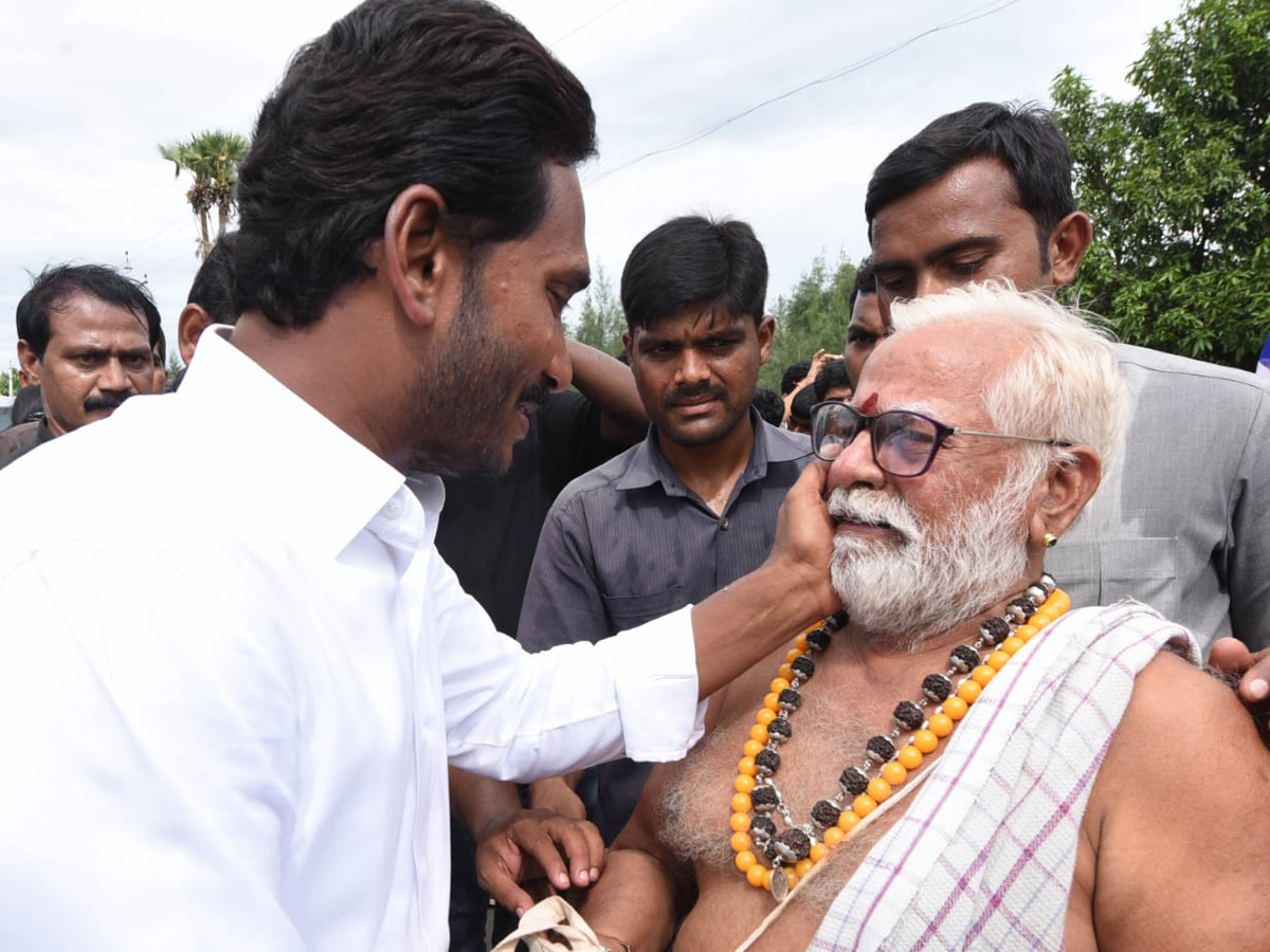 YS Jagan Prajasankalpayatra 247th Day Starts in Atchutapuram - Sakshi13