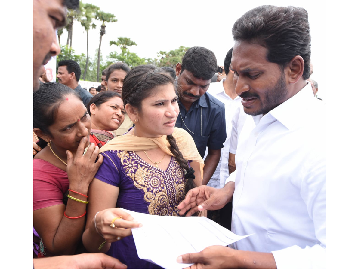 YS Jagan Prajasankalpayatra 247th Day Starts in Atchutapuram - Sakshi15