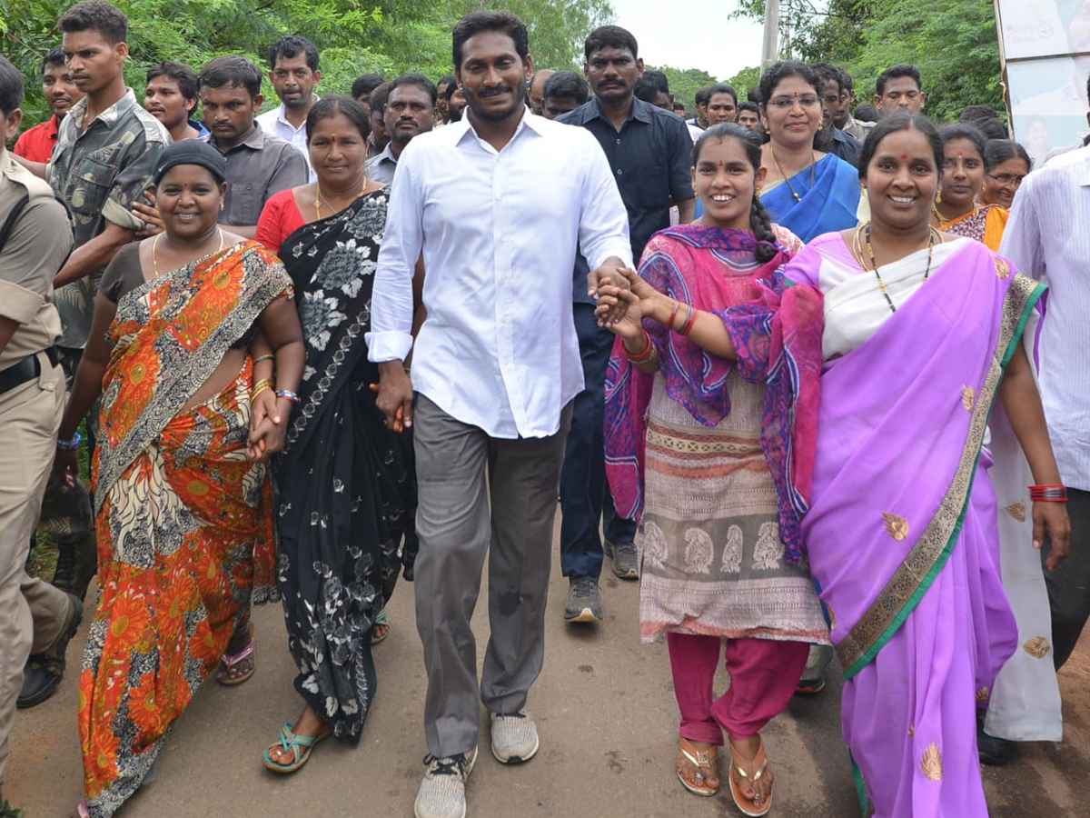 YS Jagan Prajasankalpayatra 247th Day Starts in Atchutapuram - Sakshi14