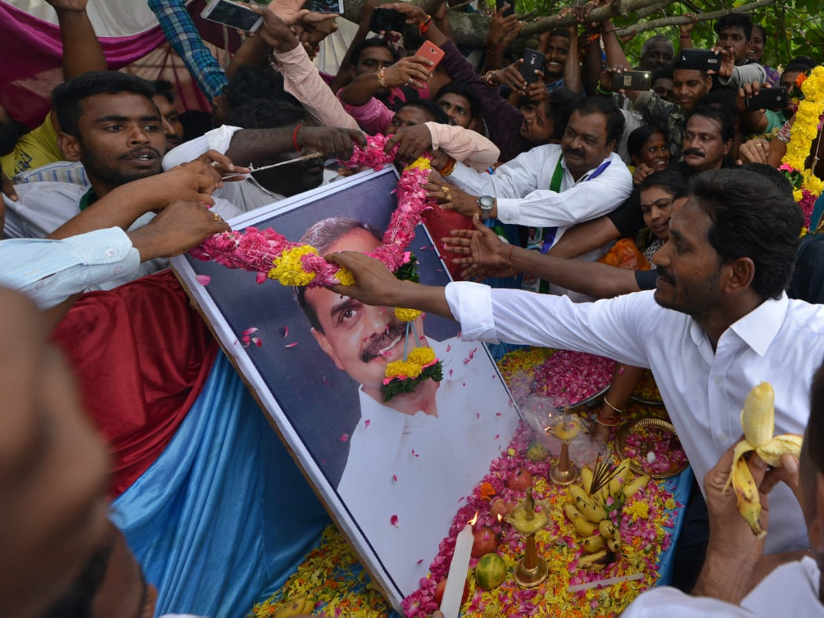 YS Jagan Prajasankalpayatra 247th Day Starts in Atchutapuram - Sakshi17