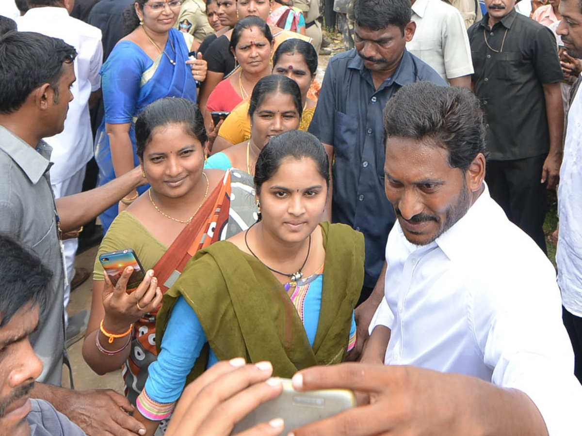 YS Jagan Prajasankalpayatra 247th Day Starts in Atchutapuram - Sakshi19