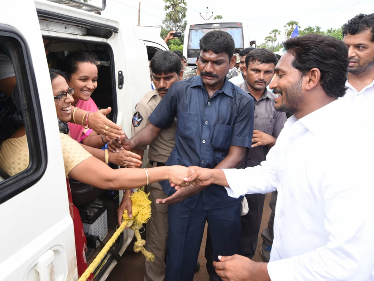 YS Jagan Prajasankalpayatra 247th Day Starts in Atchutapuram - Sakshi3