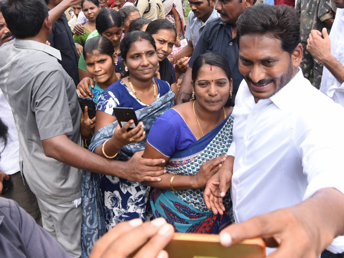 YS Jagan Prajasankalpayatra 247th Day Starts in Atchutapuram - Sakshi4