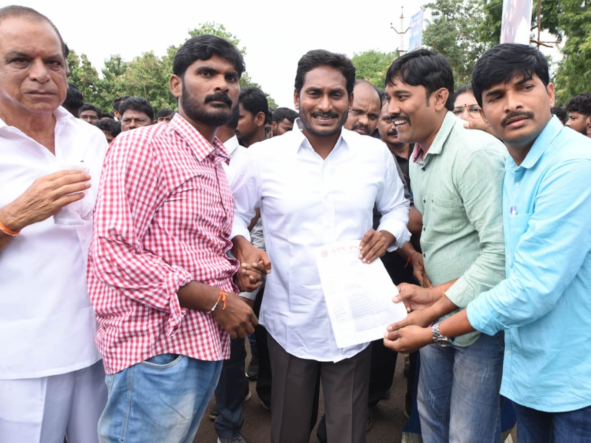 YS Jagan Prajasankalpayatra 247th Day Starts in Atchutapuram - Sakshi5