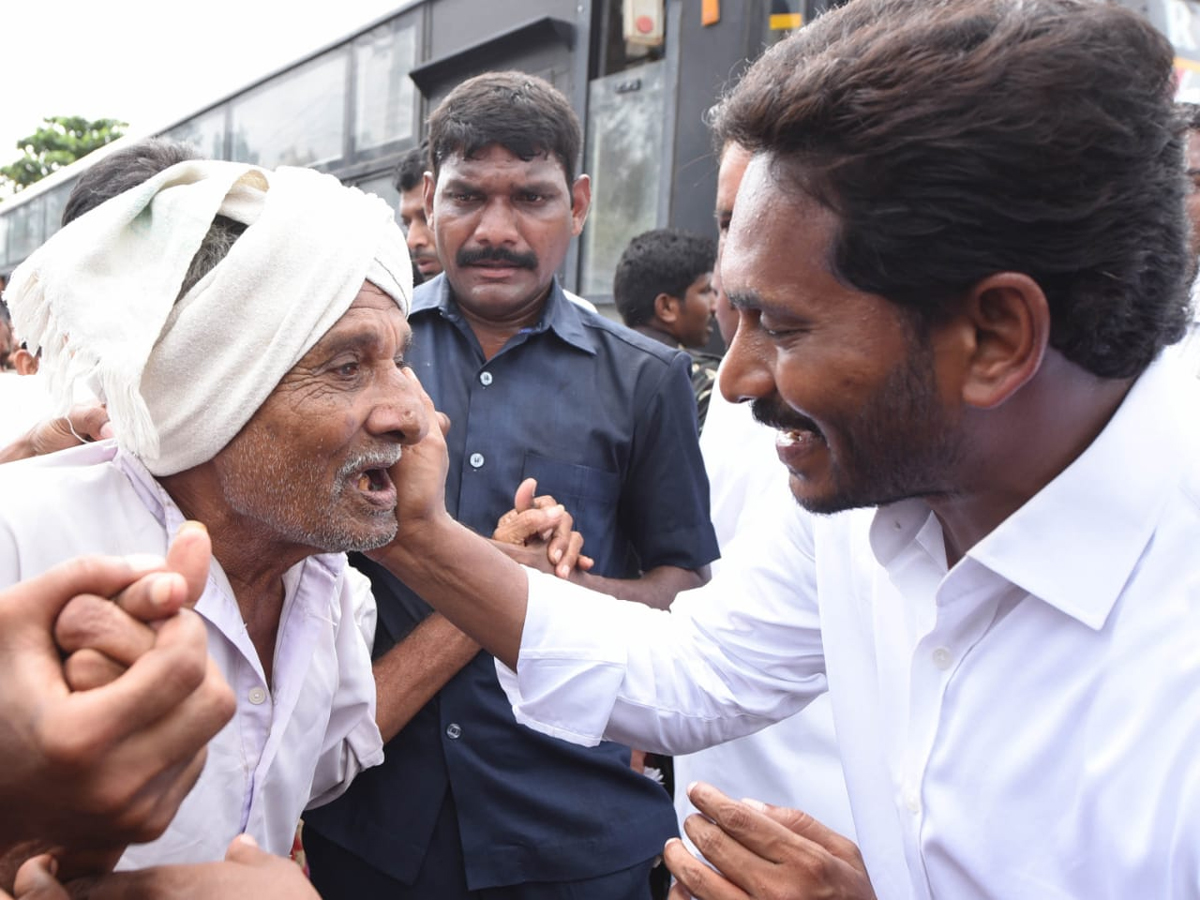 YS Jagan Prajasankalpayatra 247th Day Starts in Atchutapuram - Sakshi7