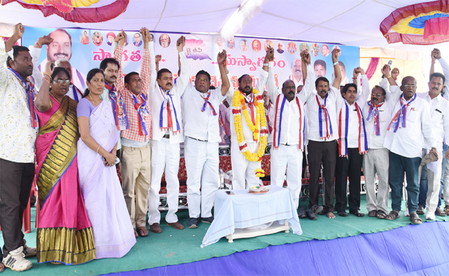 అభివాదం చేస్తున్న శ్రీనివాస్గౌడ్, బీసీ సంఘం నాయకులు1