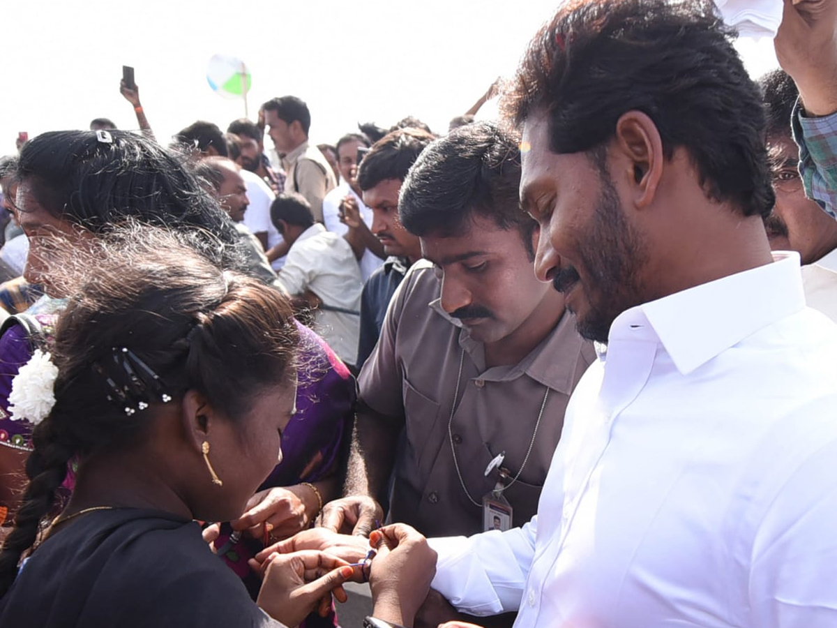 YS Jagan PrajaSankalpaYatra Day 229 Starts From Durgada - Sakshi13