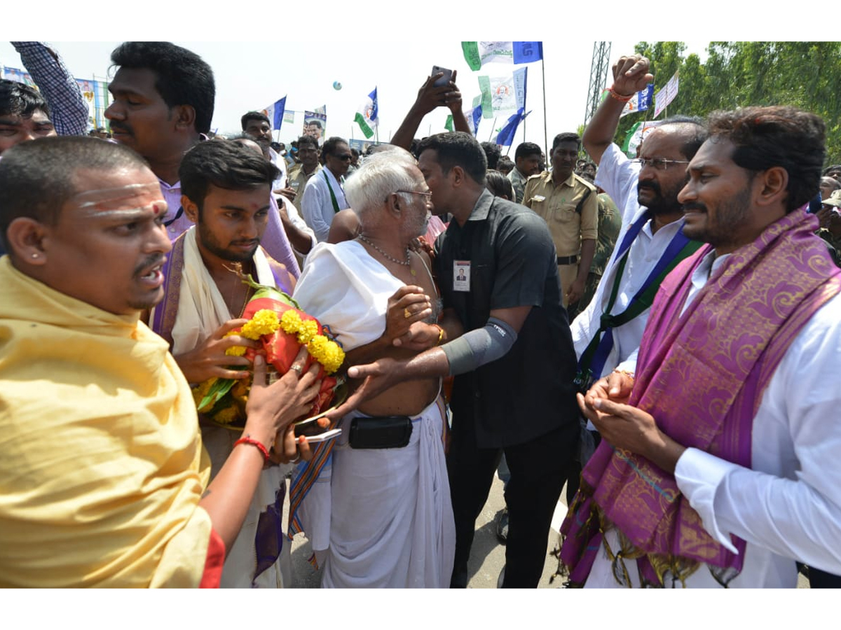 YS Jagan PrajaSankalpaYatra Day 229 Starts From Durgada - Sakshi14