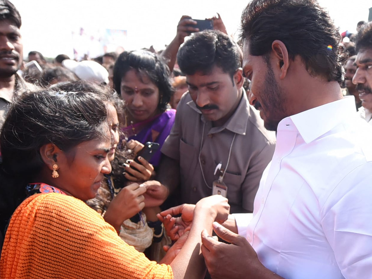 YS Jagan PrajaSankalpaYatra Day 229 Starts From Durgada - Sakshi3